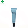 Lait de peau tenant des tubes en plastique bleu lèvre blam tube avec des bouchons